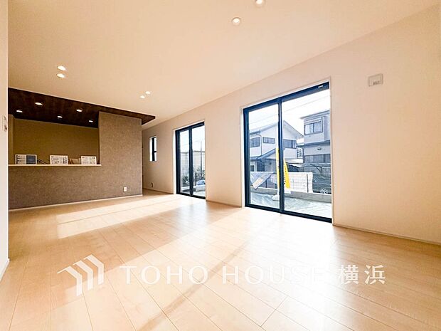 明るく開放的な空間が広がるLDK。室内には豊かな陽光が注ぎ込み、爽やかな住空間を演出。