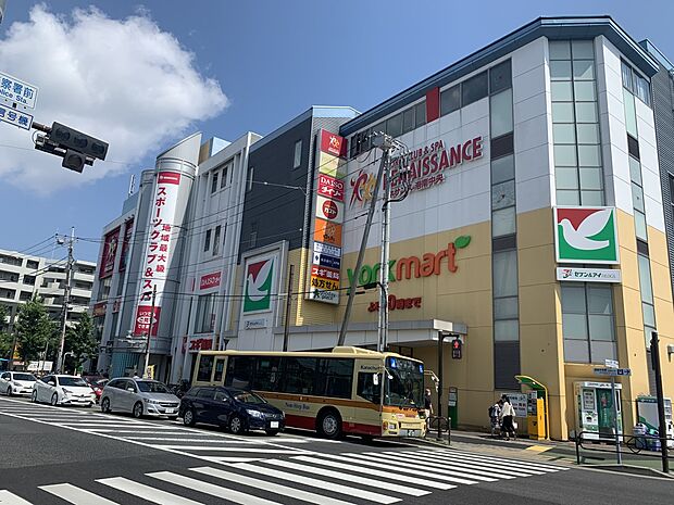グッディプレイス港南中央 1500m スポーツクラブやスーパー、DAISO、飲食店などが入る複合商業施設。立体駐車場約300台。