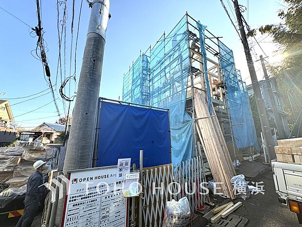 お住まいの顔となる玄関。住まう方のプライドを満たすクオリティを備えています。（2025年11月撮影）