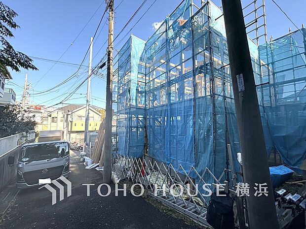 暖かな陽光と爽やかな風がハーモニーを奏でる上質な空間を愉しむ暮らし。（2025年11月撮影）