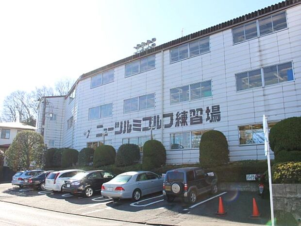 ニューツルミゴルフ練習場 600m パター・バンカー・アプローチ専用練習場完備のゴルフ練習場。ゆったり90打席。