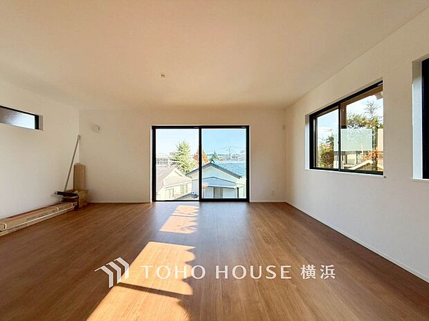 明るく開放的な空間が広がるLDK。室内には豊かな陽光が注ぎ込み、爽やかな住空間を演出。