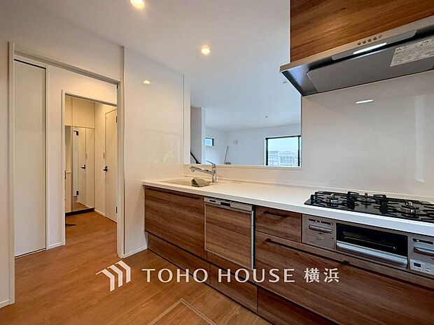 機能性とデザイン性を兼ね備えたシステムキッチン。リビングとの一体感も考慮され、美しい空間が実現。