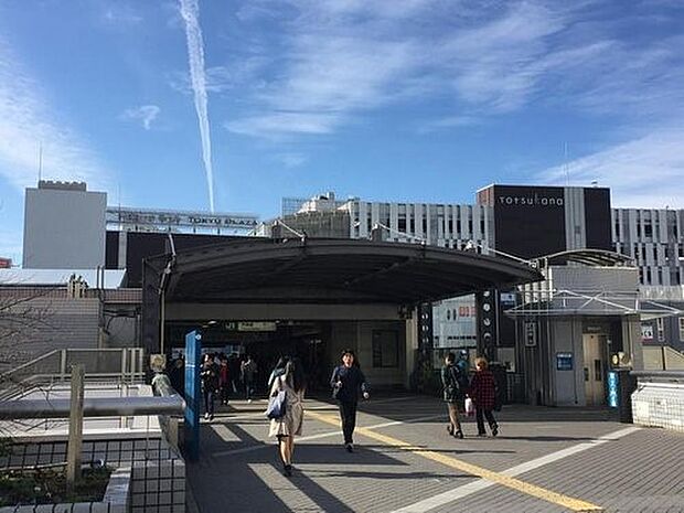 戸塚駅　1520m　ＪＲ東海道線・横須賀線・湘南新宿ライン・ブルーラインの4路線乗り入れ。品川へ乗り換え無し約27分。 