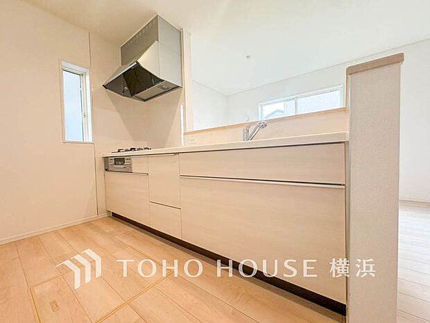 機能性とデザイン性を兼ね備えたシステムキッチン。リビングとの一体感も考慮され、美しい空間が実現。