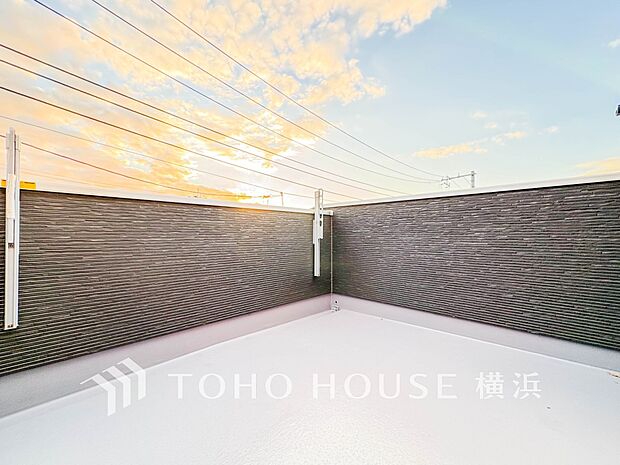 心地よい陽射しや暖かな風を楽しむことが出来るバルコニー。