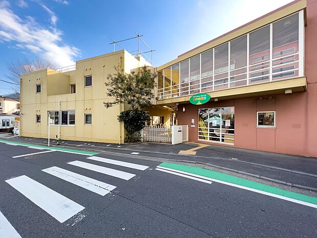 認定こども園峯岡幼稚園　400m　年少から年長まで合わせて9クラス。地域の小さな幼稚園であり続けることをモットーに運営される幼稚園。 