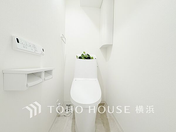 換気と明るさに配慮した、清潔感溢れるトイレ。落ち着いた空間で安らぎのひとときをお過ごしいただけます。