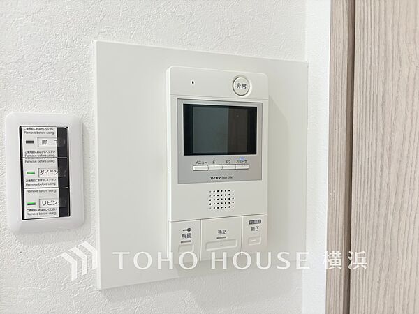 誰が来てもわかる様にモニター付きインターホンを設置。快適と安らぎを合わせた優しい設計。