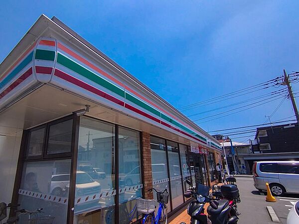 セブンイレブン川崎下小田中店　400m　なんでも揃うコンビニが近くにあると便利ですね。
