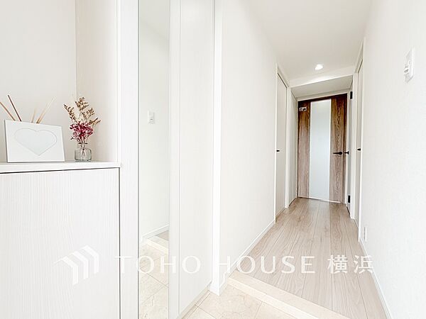 上質感漂う玄関と廊下。居住者の帰り、訪れる方を優しく迎えてくれます。