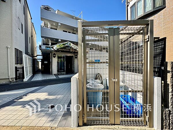共同ごみ置き場。管理体制の行き届いた共同ごみ置き場はいつもきれいにされています。