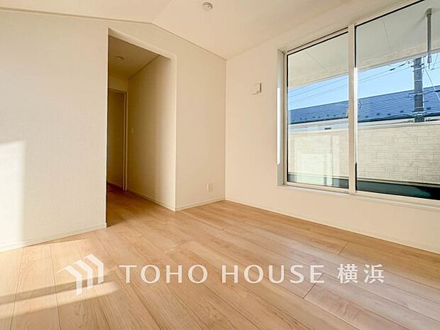 通風・採光にも優れ、心地よい光と風があふれています。プライベートな自分時間を快適に過ごせるお部屋。