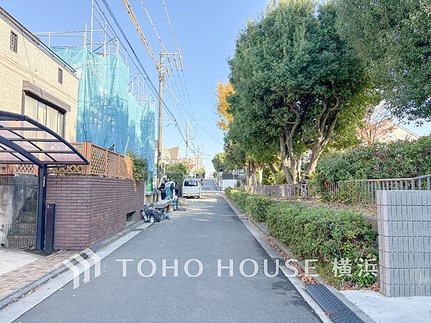 生活利便に優れた住環境に立地し、ゆとりある生活が送れます。（2025年11月撮影）