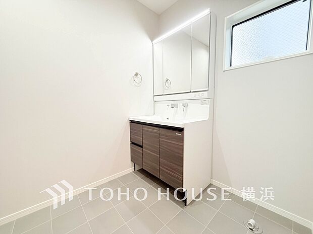 落ち着いた空間を演出するカラーと、ゆったりお使い頂ける広さが魅力のパウダールーム。