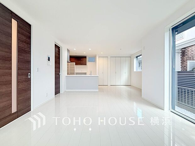 誰が来てもわかる様にモニター付きインターホンを設置。快適と安らぎを合わせた優しい設計。 