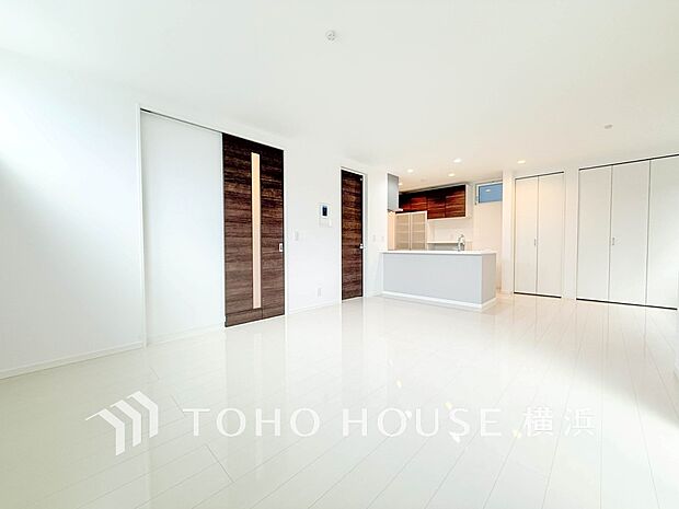 忙しい朝でも、しっかり家族が揃って食事をして頂けるゆとりある大きさのダイニングスペース。