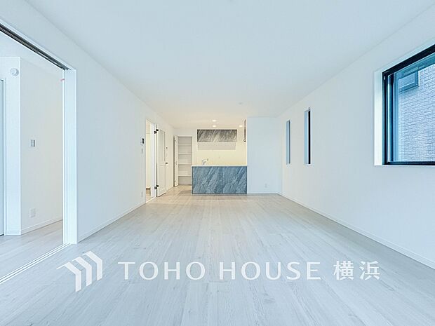 明るく開放的な空間が広がるLDK。室内には豊かな陽光が注ぎ込み、爽やかな住空間を演出。