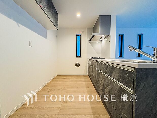 機能性とデザイン性を兼ね備えたシステムキッチン。リビングとの一体感も考慮され、美しい空間が実現。