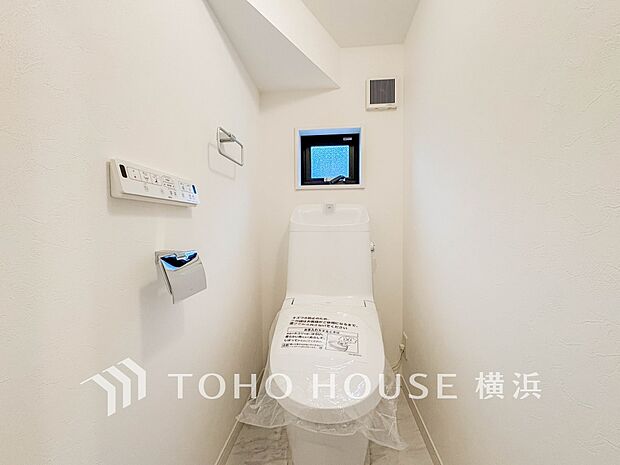 換気と明るさに配慮した、清潔感溢れるトイレ。落ち着いた空間で安らぎのひとときをお過ごしいただけます。