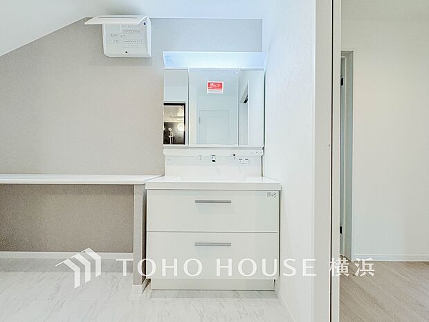 ハンドシャワー付きの洗面化粧台。朝の忙しい時間にも、手早く身支度を整えられそうです。