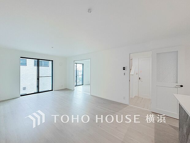 誰が来てもわかる様にモニター付きインターホンを設置。快適と安らぎを合わせた優しい設計。 