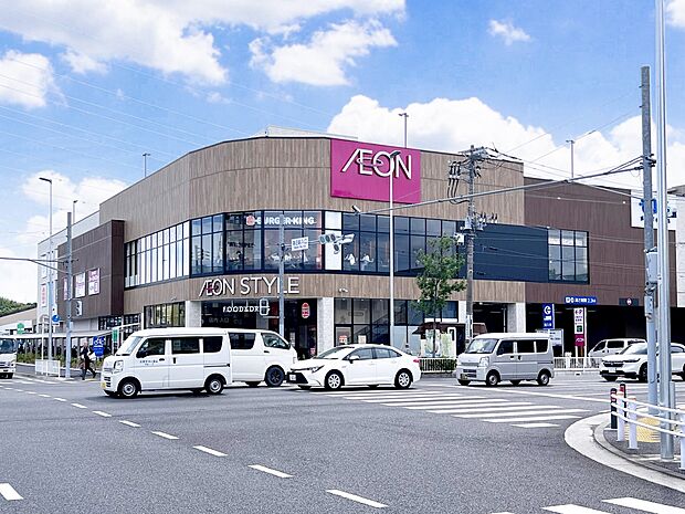 イオンそよら横浜高田　1100m　イオンスタイル横浜高田、キャンドゥ、その他専門店など毎日の暮らしに便利なショッピングセンター。 