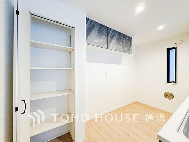 パントリーには缶詰や調味料などの食品類、かさばるペーパーやラップ類をまとめて収納できます。