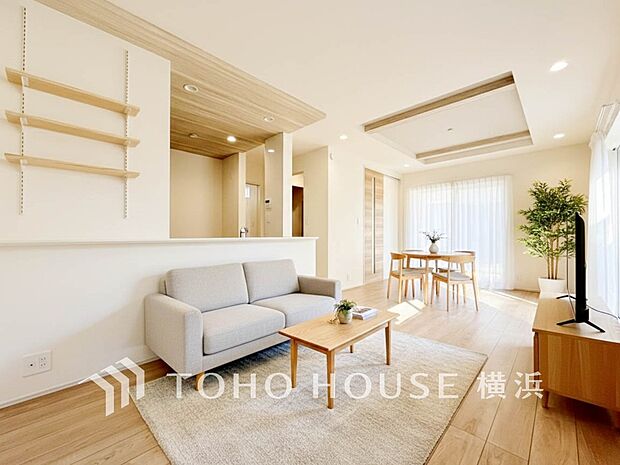 寛ぎとコミュニケーションを育む居心地のよい場所。（家具・装飾品はAI加工です）