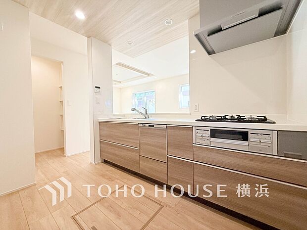 機能性とデザイン性を兼ね備えたシステムキッチン。リビングとの一体感も考慮され、美しい空間が実現。