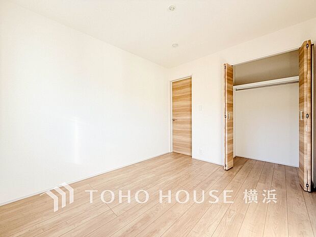 通風・採光にも優れ、心地よい光と風があふれています。プライベートな自分時間を快適に過ごせるお部屋。