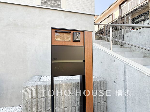 【カラーモニター付インターホン】　「見える安心」をカタチにしました。誰が来てもわかる様にモニター付きインターホンを設置。