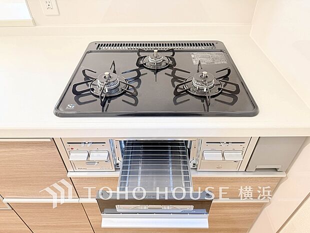 【三口ガスコンロ】 　三口コンロで、お料理の効率もアップ。受け皿のないフラット天板で、お手入れもラクラク。 