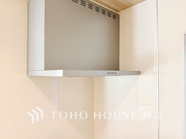 【レンジフード】　換気扇に比べ、煙や臭いを集める能力が高いレンジフードは、日々のお手入れが楽なのも魅力の一つ。