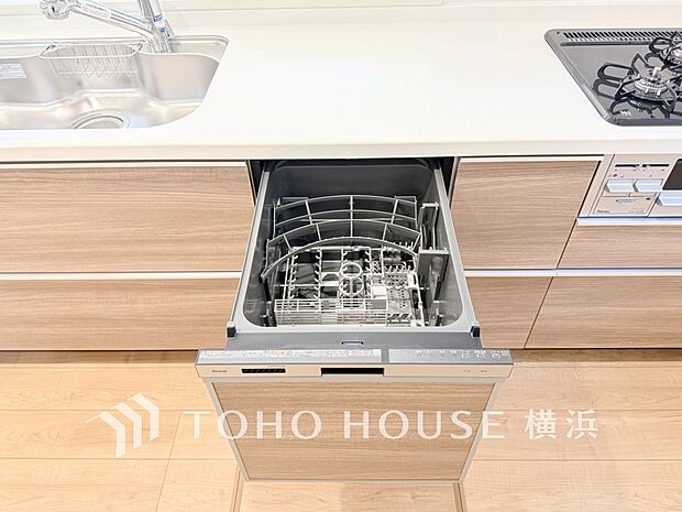 【食器洗浄乾燥機】　手洗いに比べ節水効果が高く、食器の洗浄から乾燥まで、食後の水仕事を軽減します。