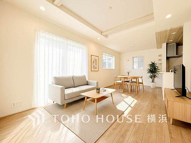 溢れる光をたっぷり取り込んだリビングダイニング。（家具・装飾品はAI加工です）