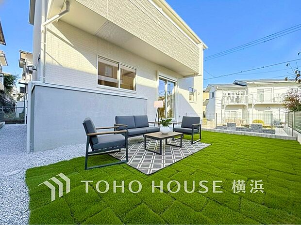 毎日の暮らしの中に癒しを与えてくれるお庭スペース。（家具・装飾品はAI加工です）