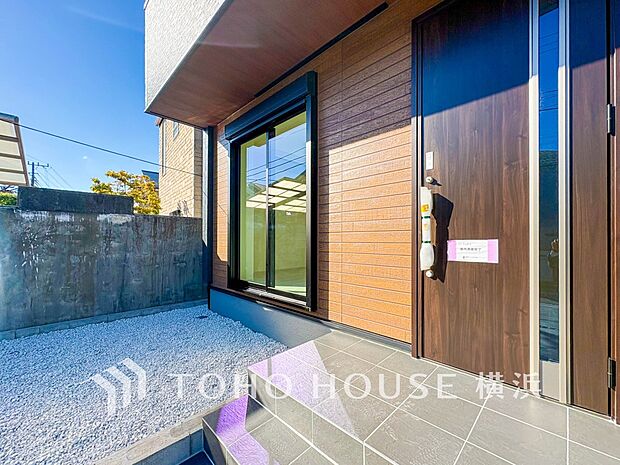 お住まいの顔となる玄関。住まう方のプライドを満たすクオリティを備えています。（1号棟）