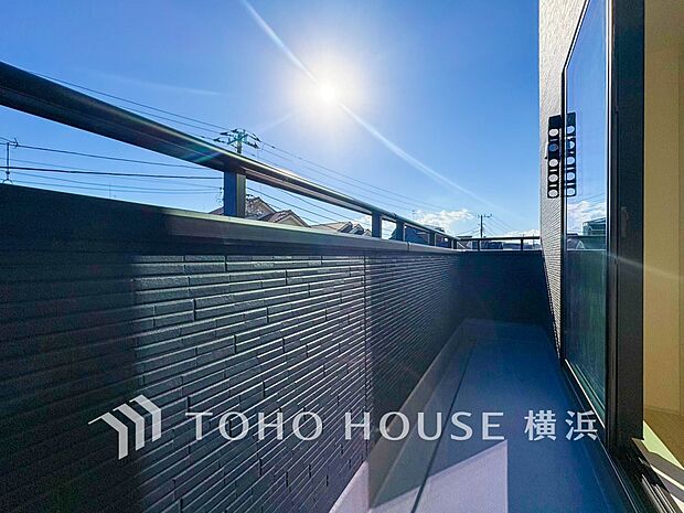 お部屋にも爽やかな風と暖かく柔らかな日差しが差し込み、毎日の暮らしを豊かに彩ります。（1号棟）