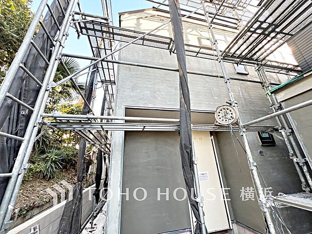 お住まいの顔となる玄関。住まう方のプライドを満たすクオリティを備えています。（2025年11月撮影）