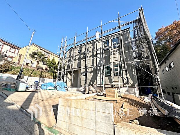 暖かな陽光と爽やかな風がハーモニーを奏でる上質な空間を愉しむ暮らし。（2025年11月撮影）