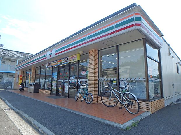セブンイレブン横浜新吉田東3丁目店　400m　オリジナルブランド商品やホットスナック・コーヒーも人気です。 