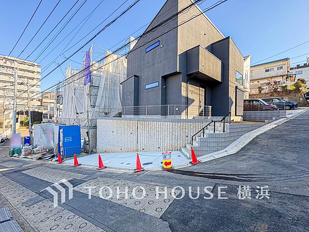 お住まいの顔となる玄関。住まう方のプライドを満たすクオリティを備えています。（2025年11月撮影）