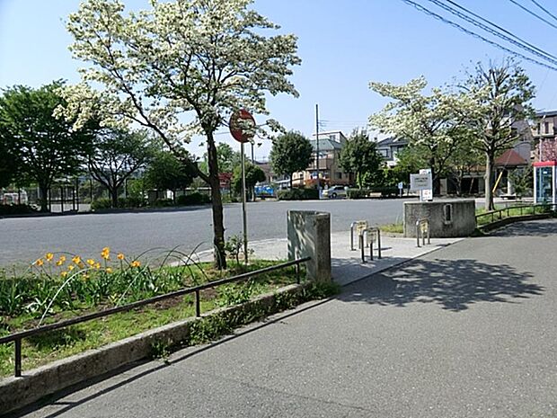 片倉北公園　850m　ソフトボールや少年野球もできるグラウンドがあります。ブランコや滑り台、お砂場などもあります。 