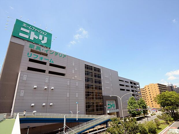 ニトリ新横浜店　1300m　大型家具からインテリア用品までトータルで揃うホームセンター。 