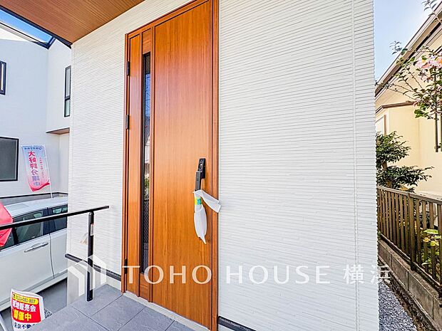 お住まいの顔となる玄関。住まう方のプライドを満たすクオリティを備えています。 