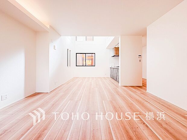 明るく開放的な空間が広がるLDK。室内には豊かな陽光が注ぎ込み、爽やかな住空間を演出。