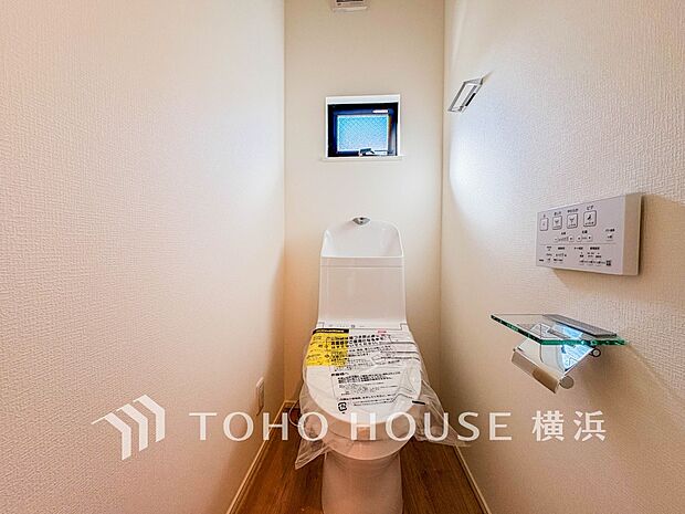 換気と明るさに配慮した、清潔感溢れるトイレ。落ち着いた空間で安らぎのひとときをお過ごしいただけます。