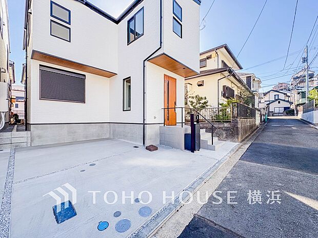 爽やかな青空の下に贅沢なほどに降り注ぐ陽光、豊かな居住性と、クオリティが見事に調和した住空間。