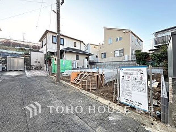 忙しく過ぎゆく日常を置き去るほど、ゆったりした時間が流れる住環境。(2025年12月撮影)